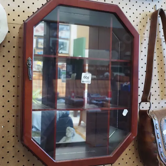 small wall mounted display case H410