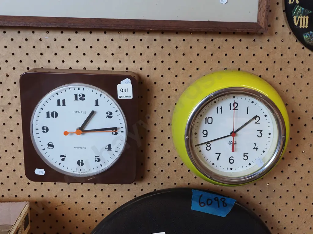 retro wall clock Image 1++