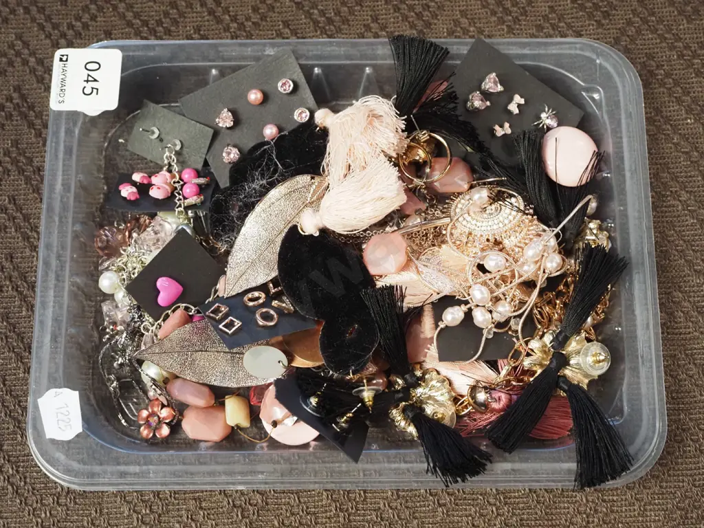 box of costume jewellery Image 1++