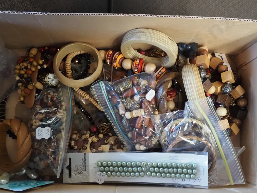 box of costume jewellery Image 1++