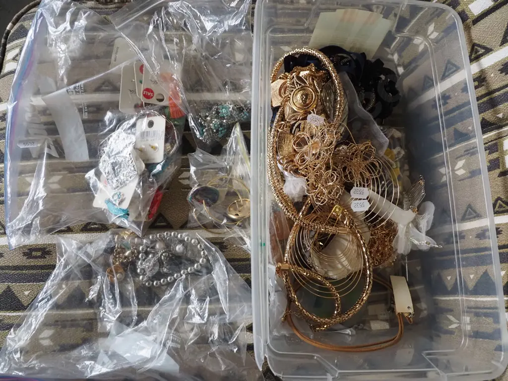 plastic tub, costume jewellery Image 1++