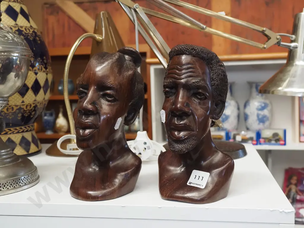 2x carved wooden heads H200 Image 1++