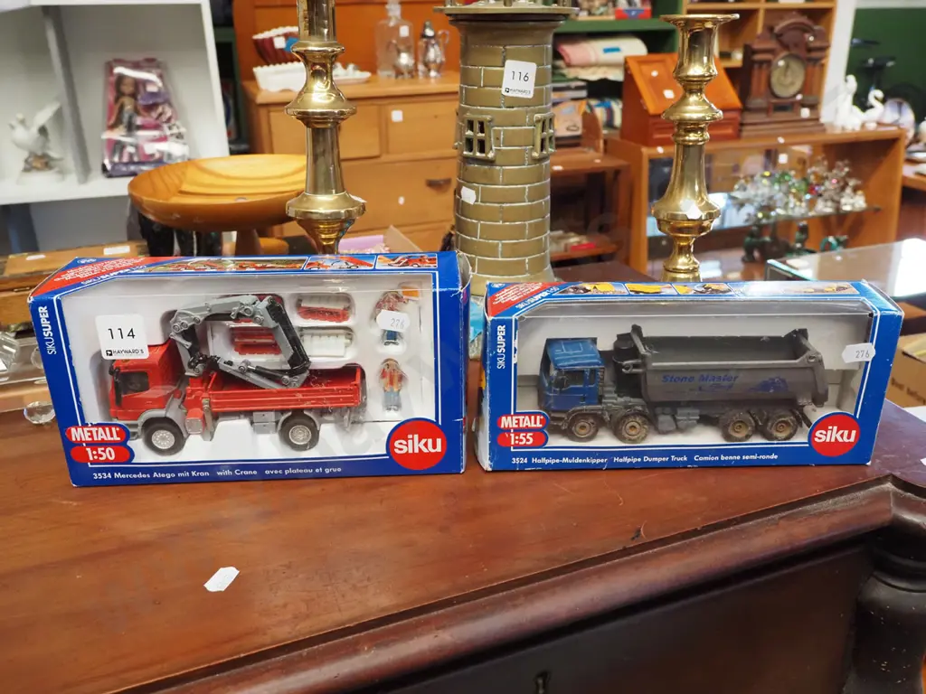 2x boxed diecast scale model vehicles Image 1++