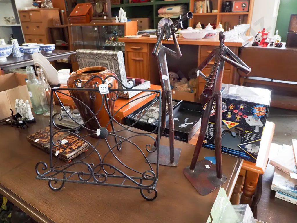 cookbook stand, 2x metal muscian figurines H440 Image 1++