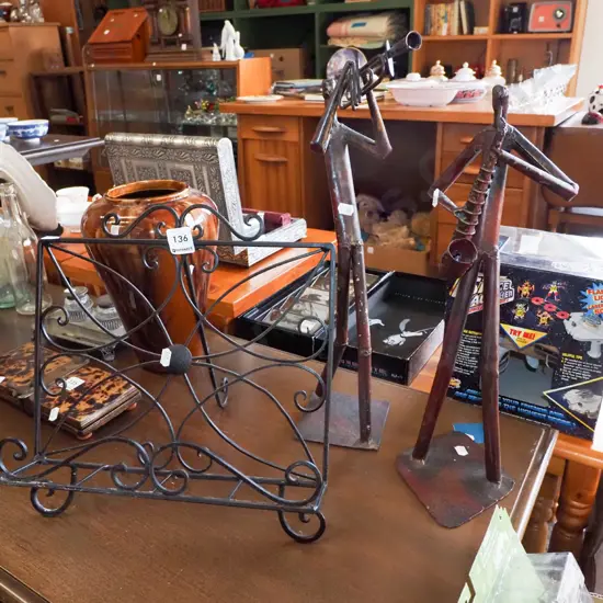 cookbook stand, 2x metal muscian figurines H440