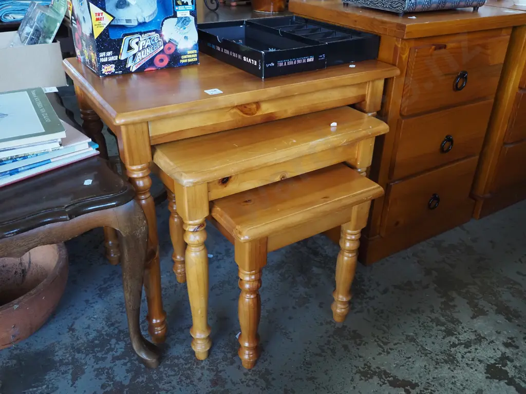 nest of 3 pine tables Image 1++