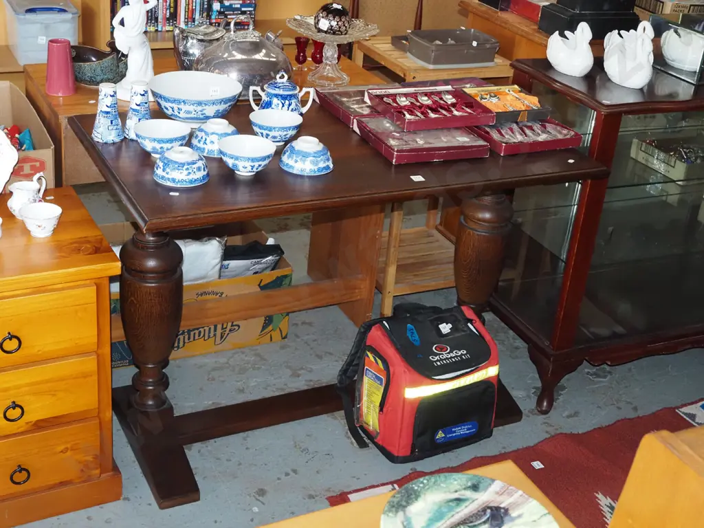 oak refectory based table H750 W1090 D600 Image 1++