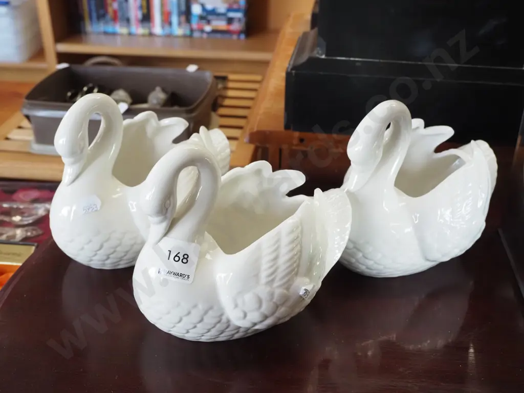 3x small swan vases H140 Image 1++