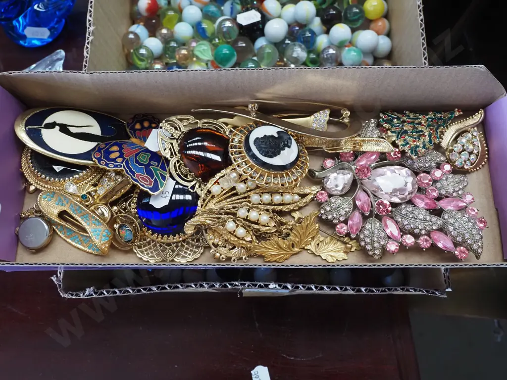 box of costume jewellery Image 1++