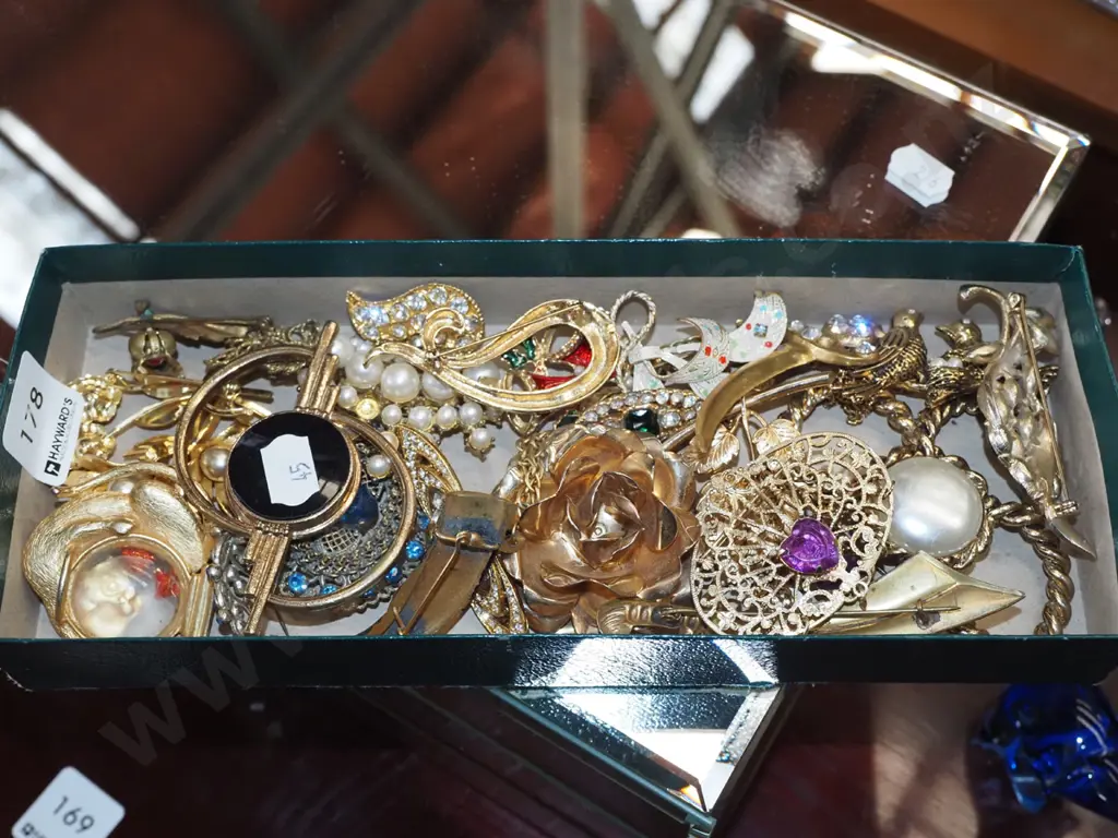 box of costume jewellery Image 1++