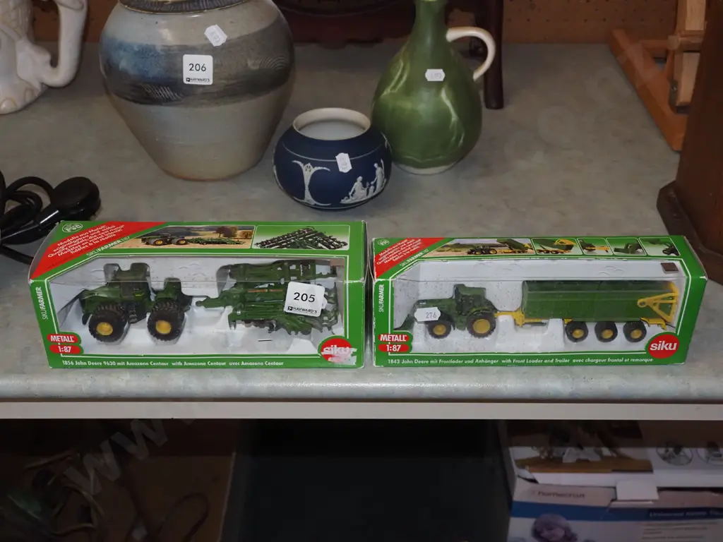 pair of boxed diecast scale tractor models Image 1++