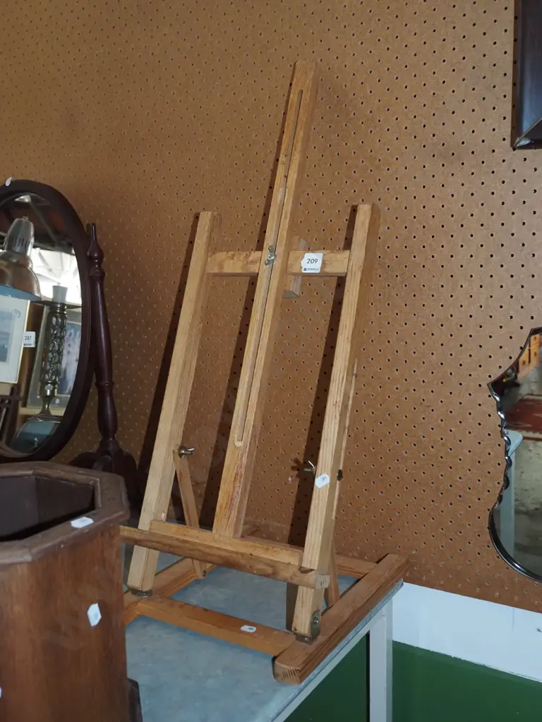 artist's easel Image 1++