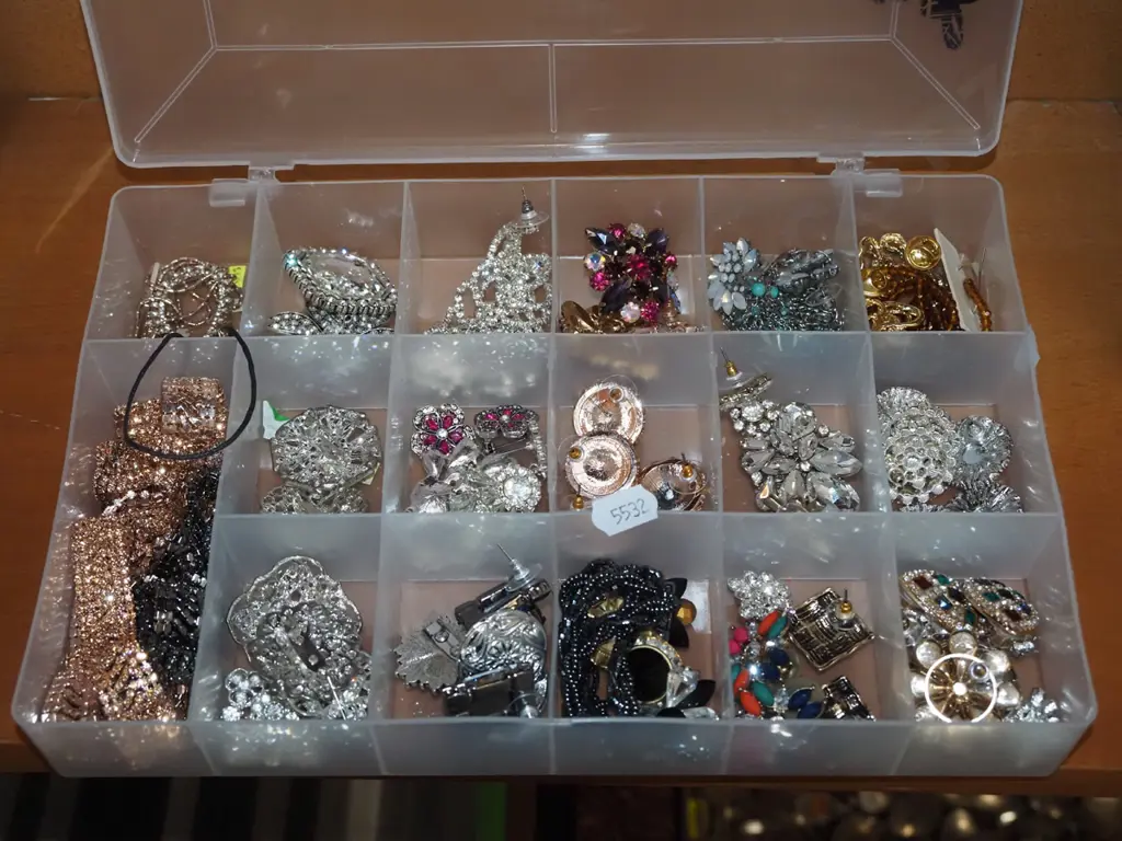 plastic organiser of costume jewellery Image 1++