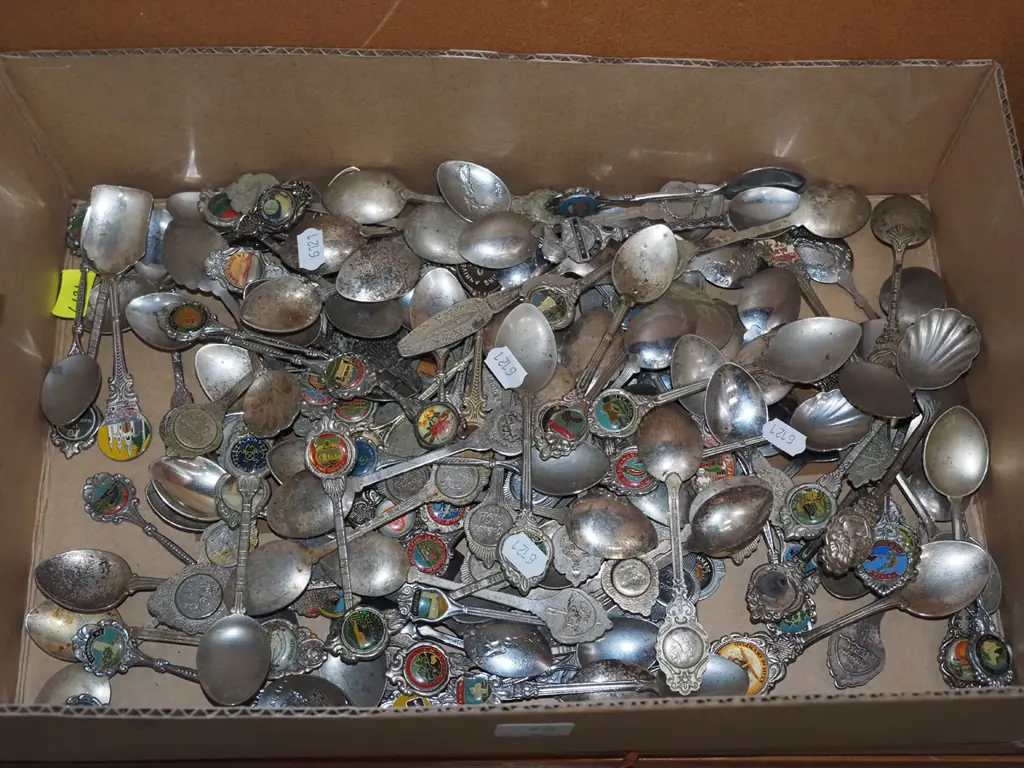 box; souvenir teaspoons Image 1++