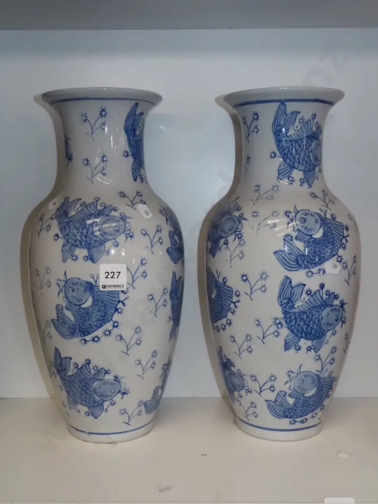 2x blue and white Asian vases H355 Image 1++