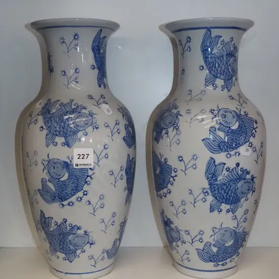 2x blue and white Asian vases H355