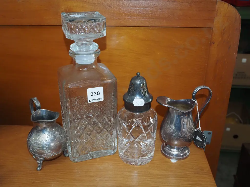 decanter, sugar shaker, 2x plated creamers Image 1++