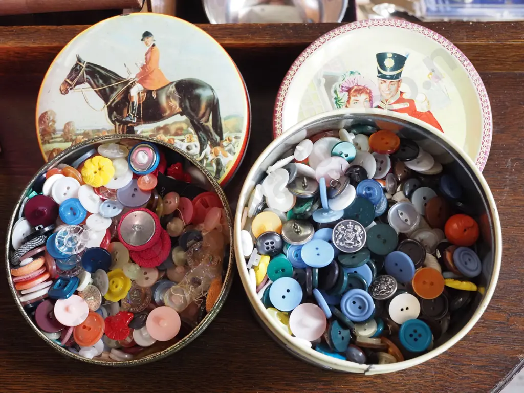 2x small tins of buttons Image 1++