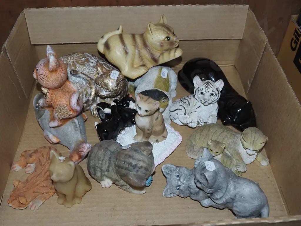 box of cat figurines Image 1++
