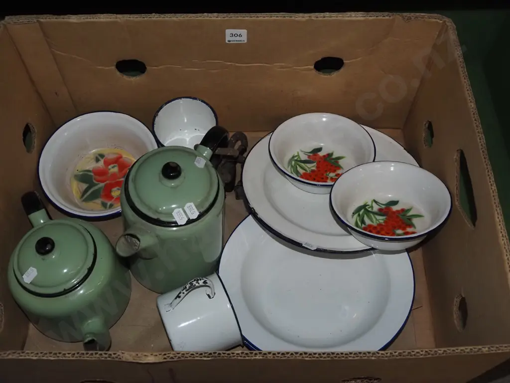 box; plates, bowls, kettle, jug Image 1++