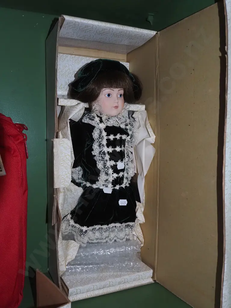 Franklin Heirloom boxed porcelain doll Image 1++