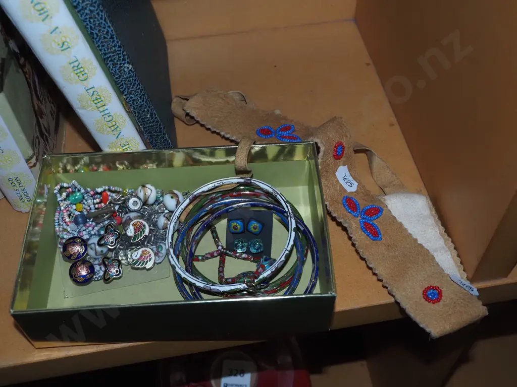 small box of costume jewellery Image 1++