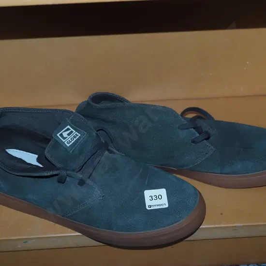 pair of gents size US sneaker