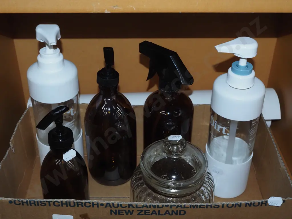 box ; canisters, pump bottles, van Gogh print Image 1++