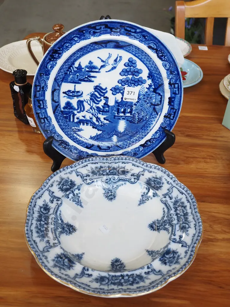 Wedgwood willow pattern plate, blue and white gold rimmed bowl Image 1++