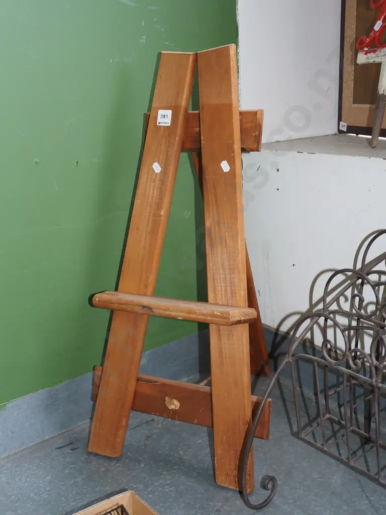 solid rimu easel Image 1++