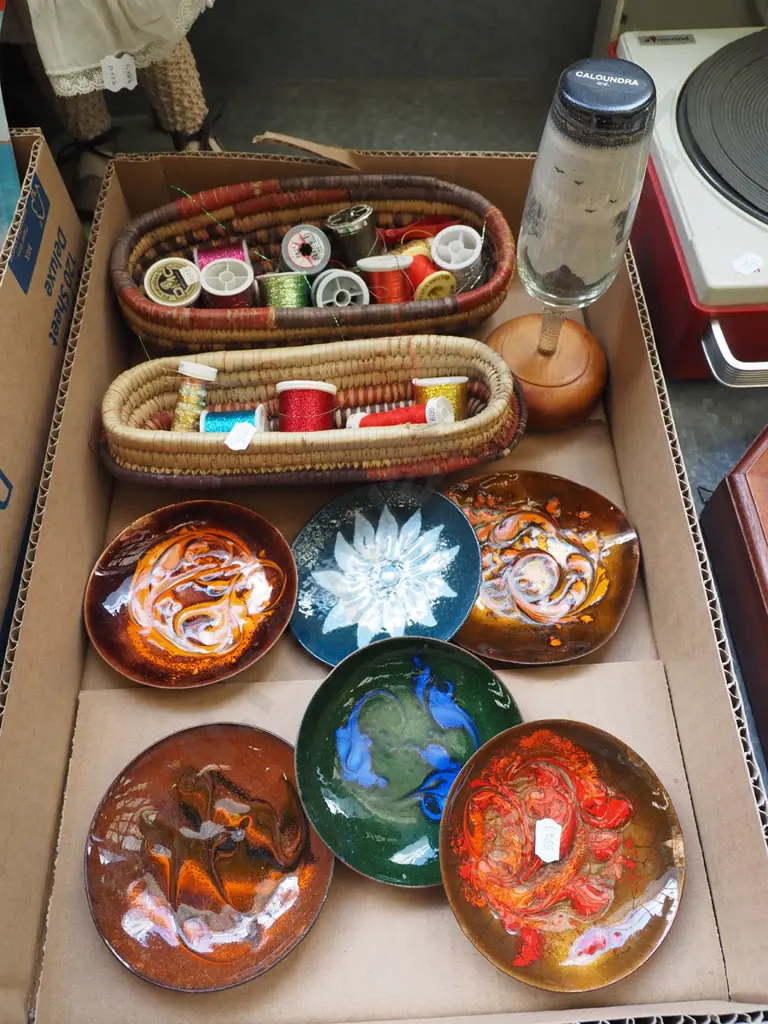 box; enamel dishes, sand art glass, cane baskets, sewing threads Image 1++