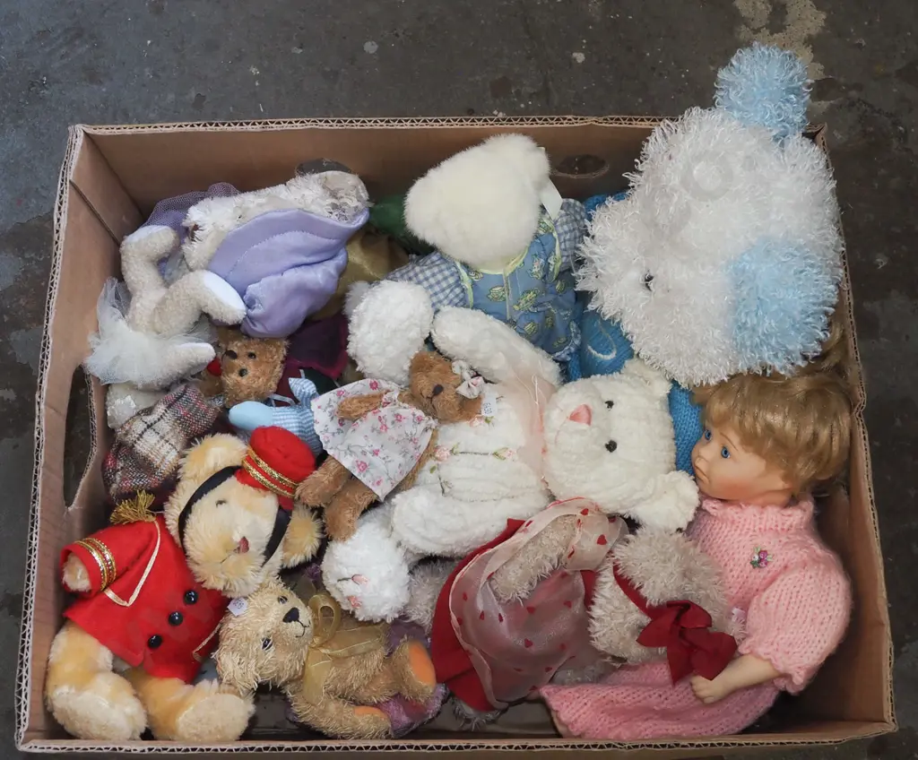 box of teddy bears Image 1++