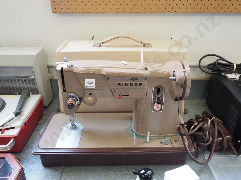 Singer table top sewing machine - leaking oil Image 1++