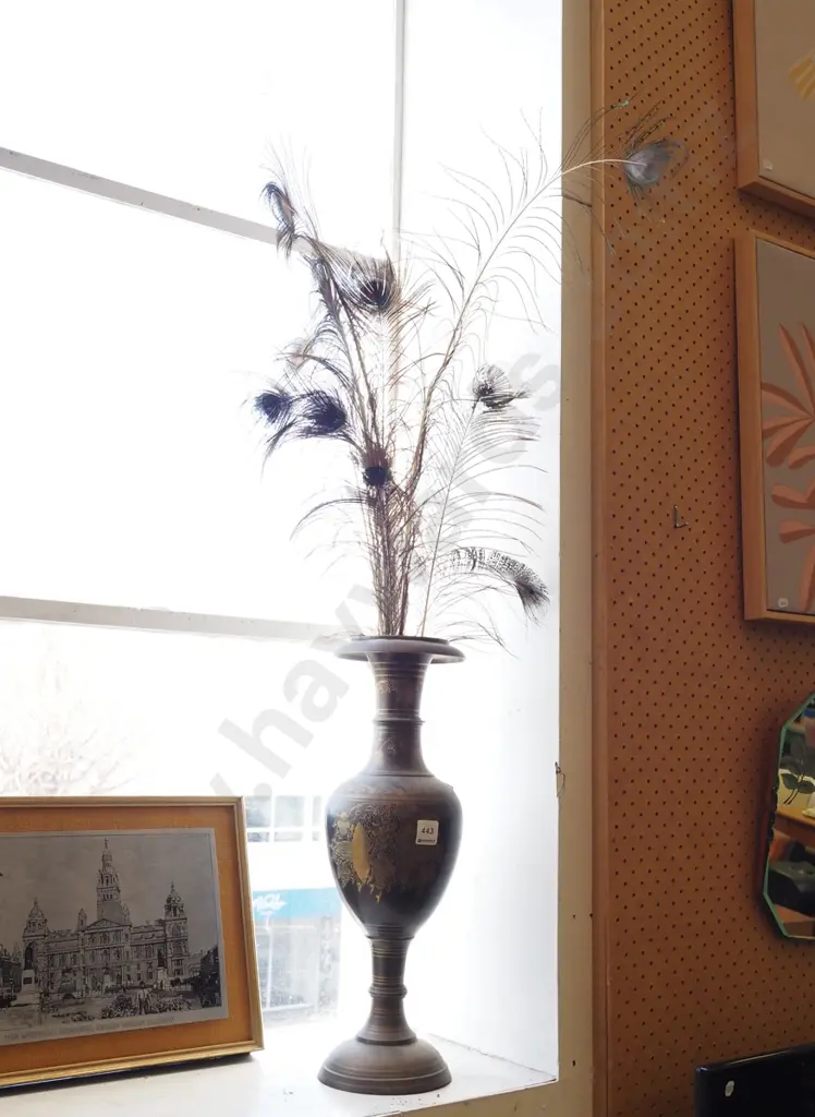 brass vase, peacock feathers H470 Image 1++
