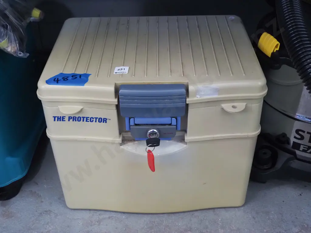 The Protector fire resistant lock box - key in office Image 1++