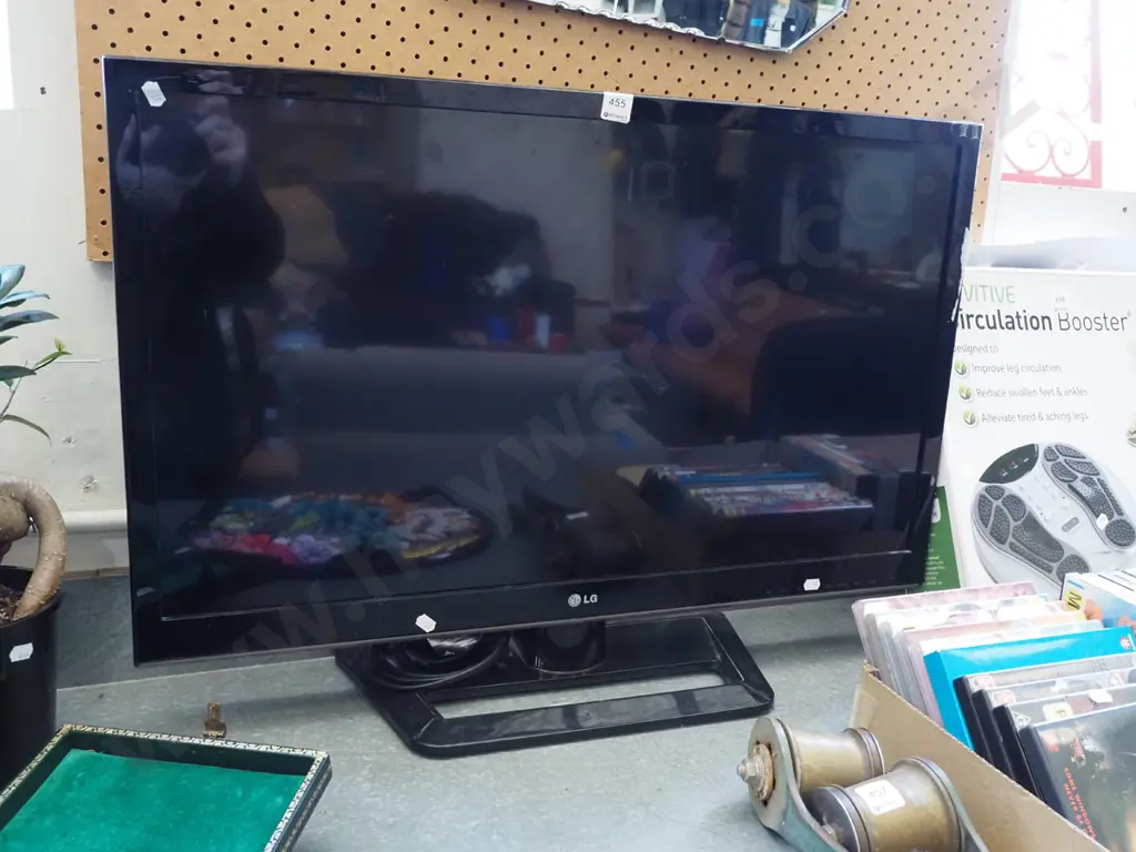 32" LG TV - no remote or power cord - As Is No Returns Image 1++