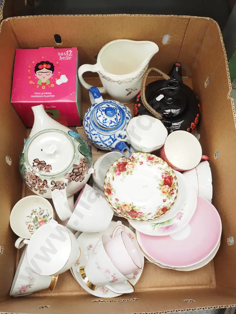 box; tea pots, jug, saucers etc Image 1++