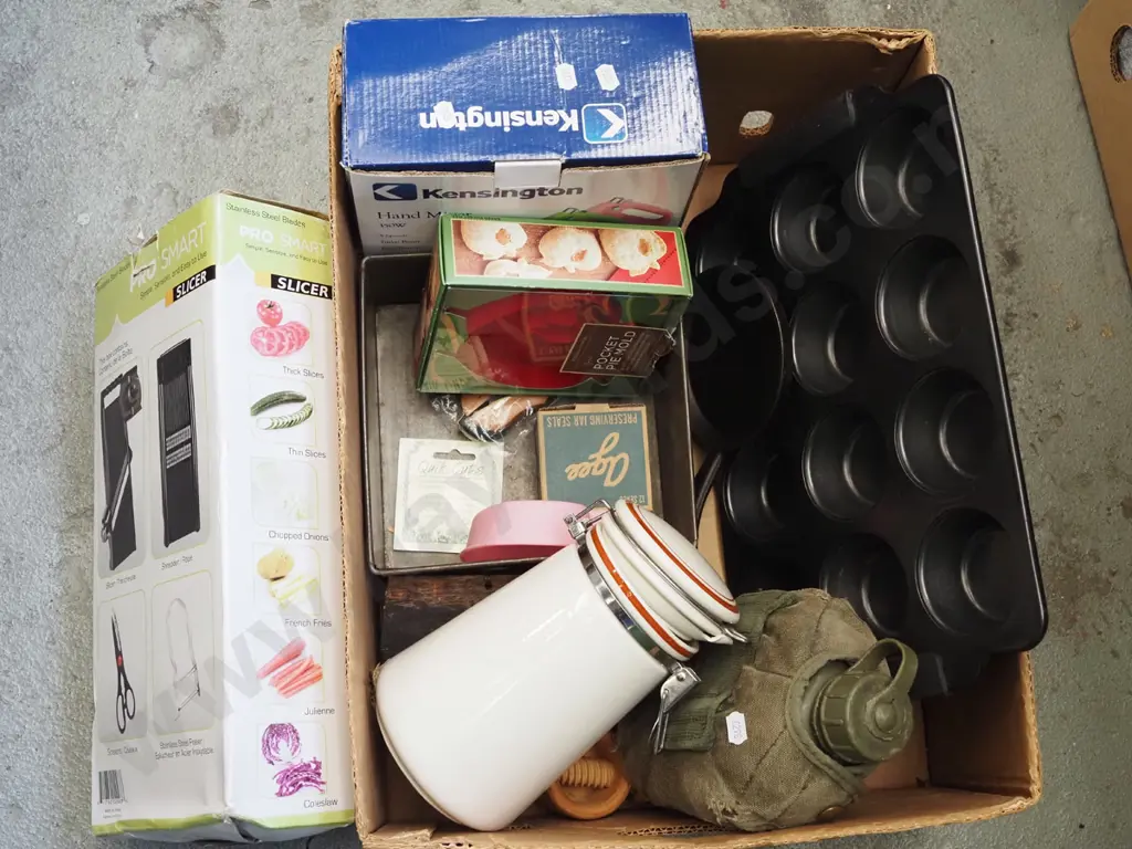 box; muffin tray, slicer, hand mixer etc Image 1++