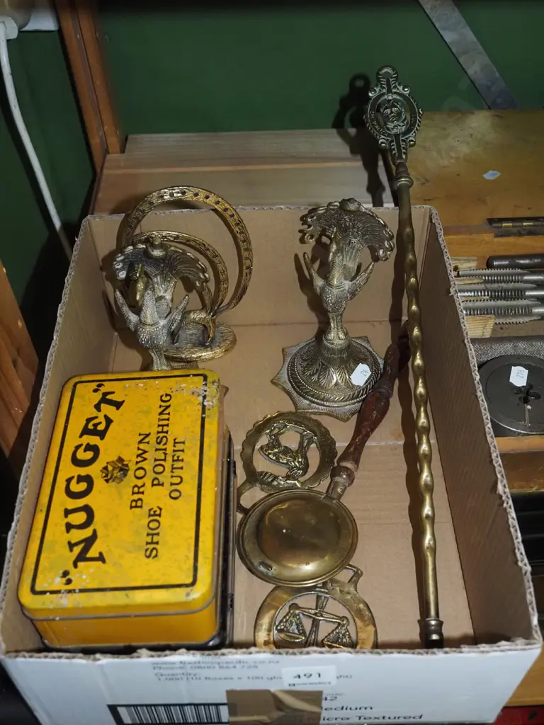 box; brass peacocks, horse brasses, vintage nugget tins Image 1++