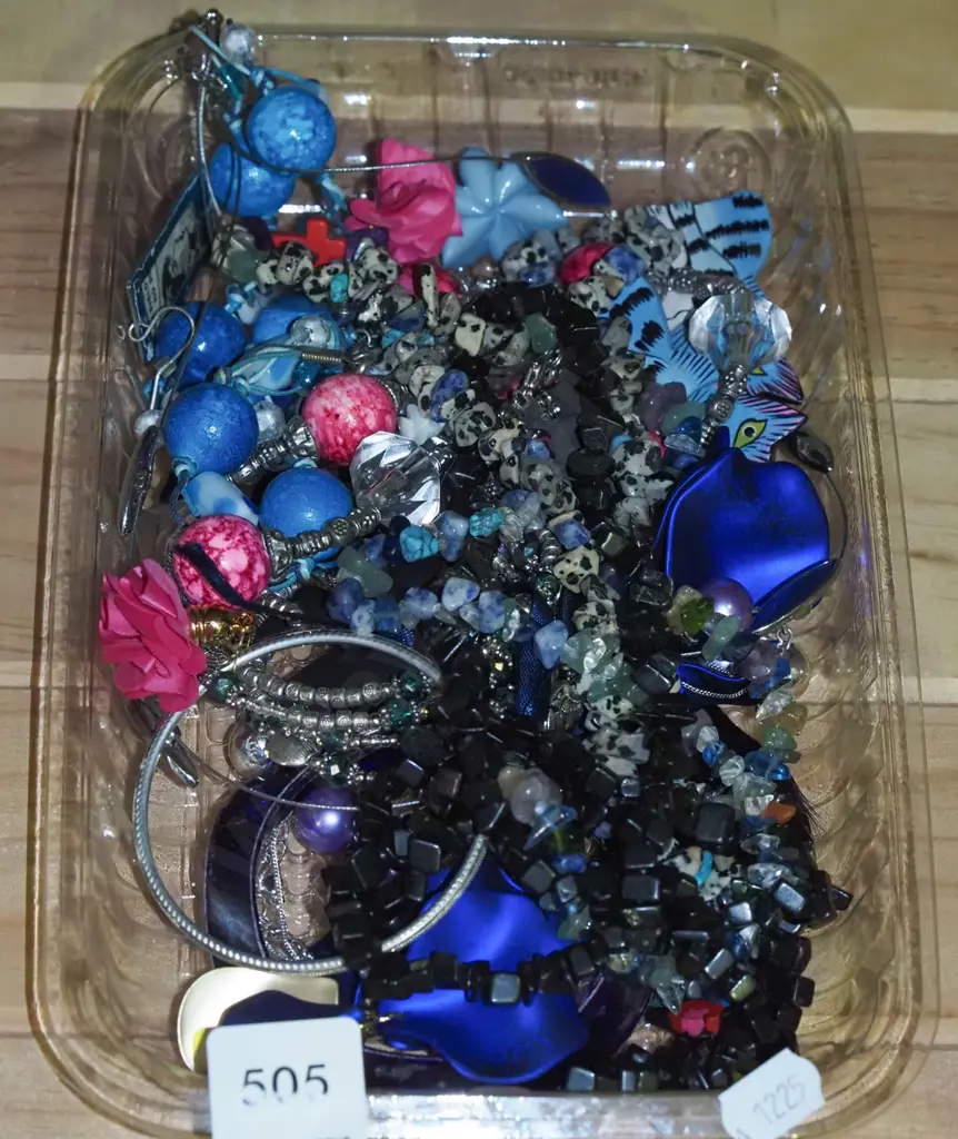 plastic  tray of costume jewellery Image 1++