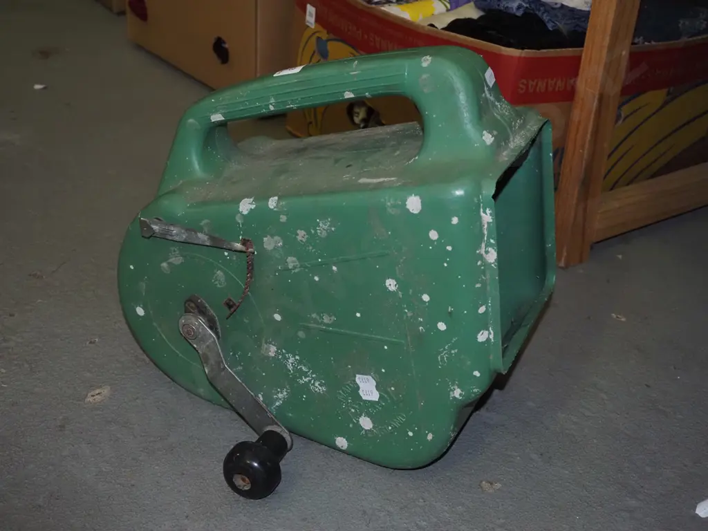 hand operated garden fertiliser spreader Image 1++