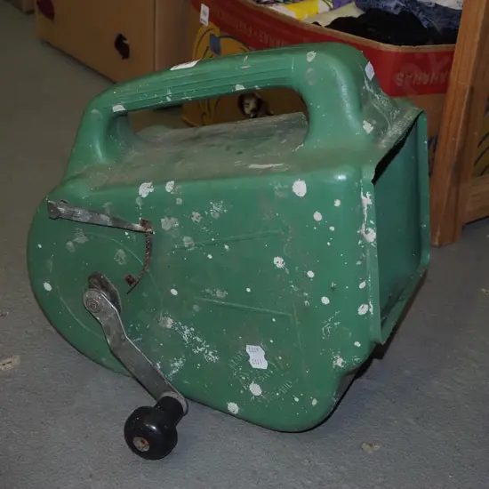 hand operated garden fertiliser spreader