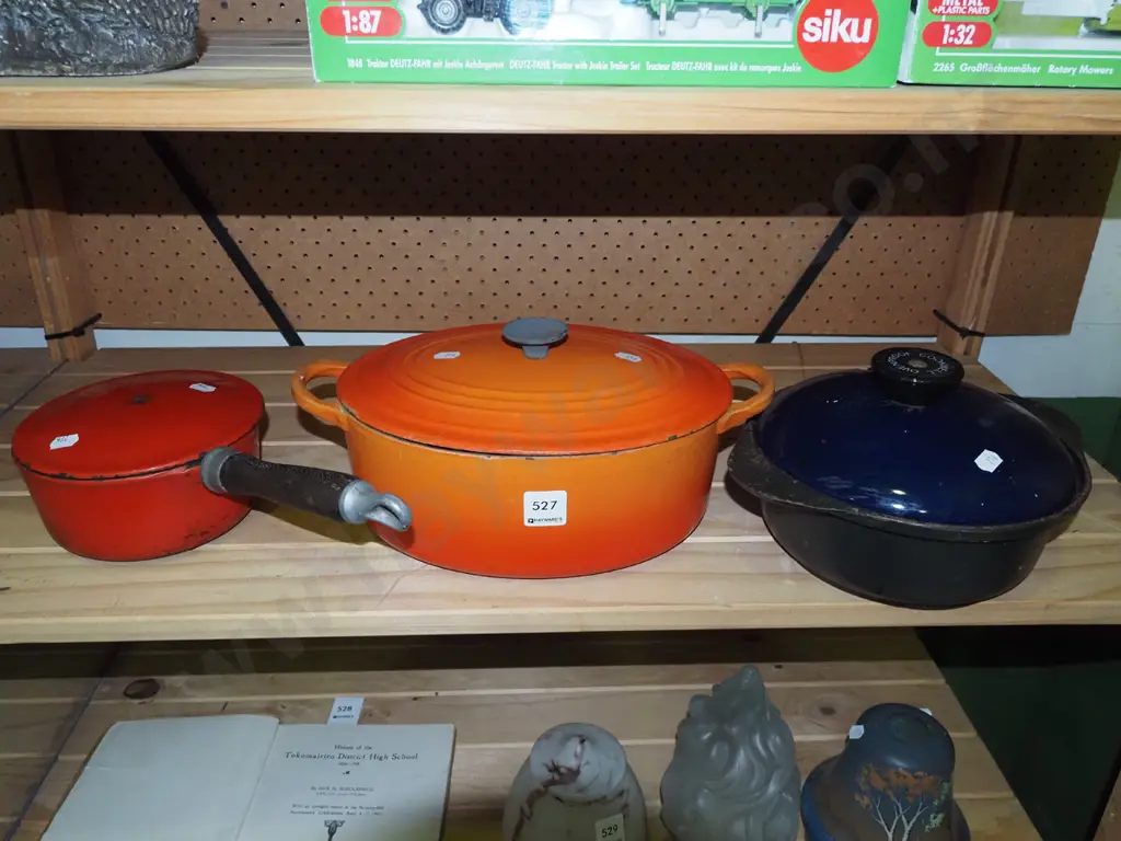 cast iron lidded casseroles, pot - staining and damage Image 1++