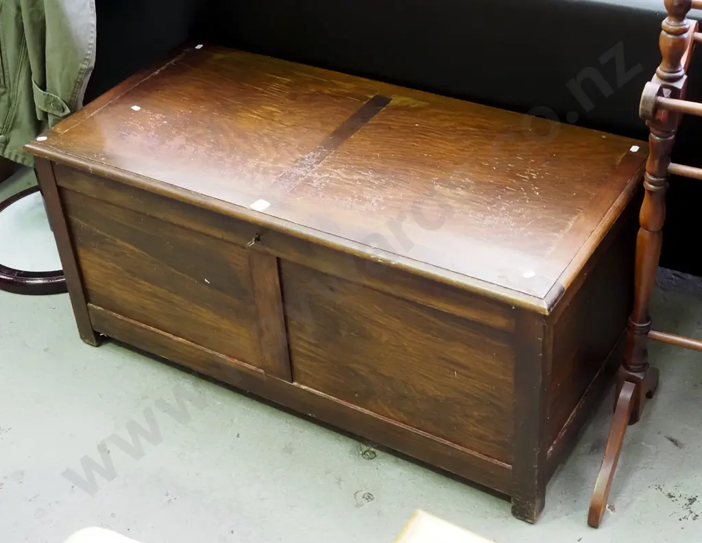 dark stained lockable blanket box - key in office Image 1++
