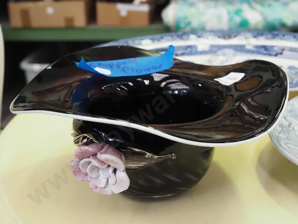 glass hat bowl - has chip to flower Image 1++