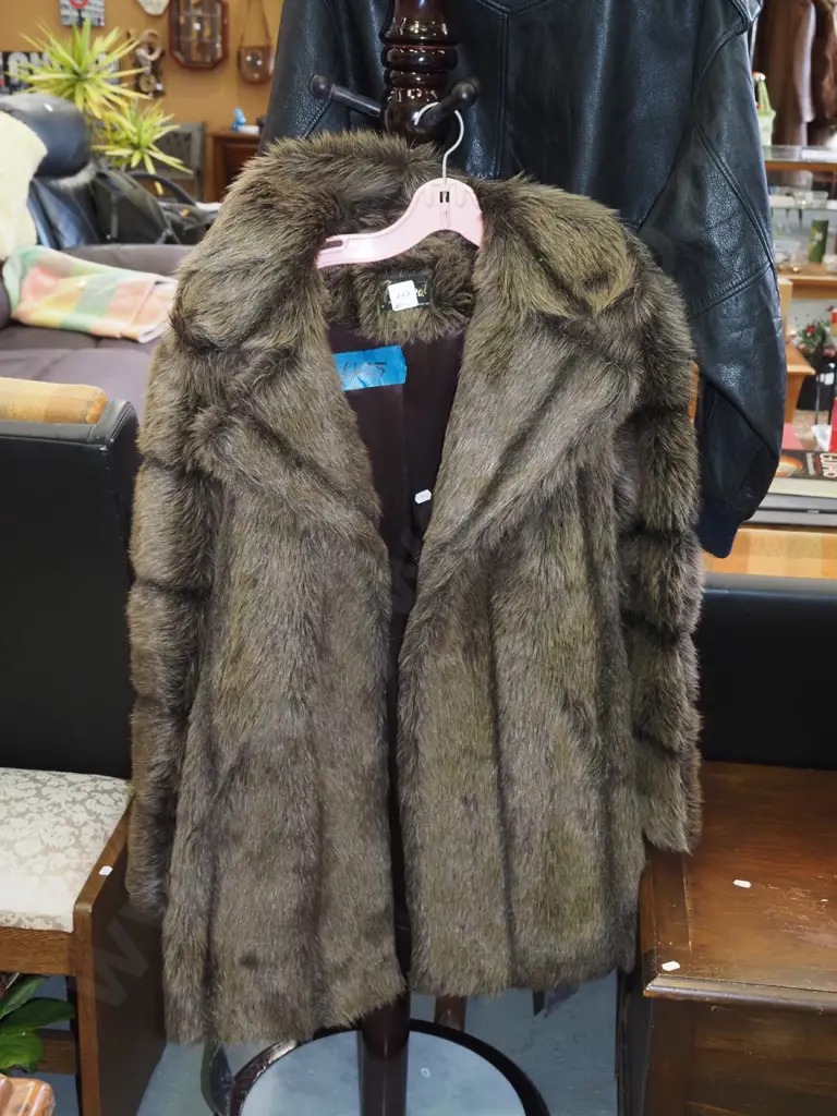 faux fur ladies coat Image 1++