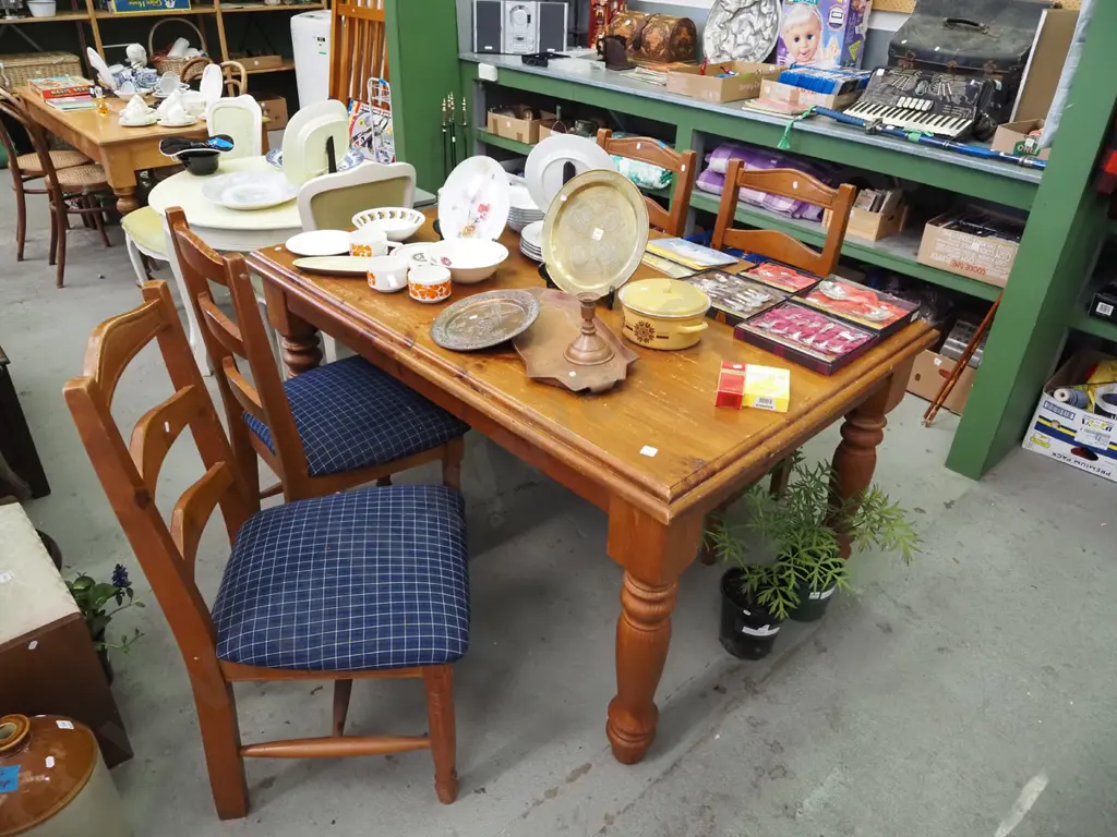 solid pine turned leg table with 4 upholstered chairs - varnish needs attention H780 W1525 D1060 Image 1++