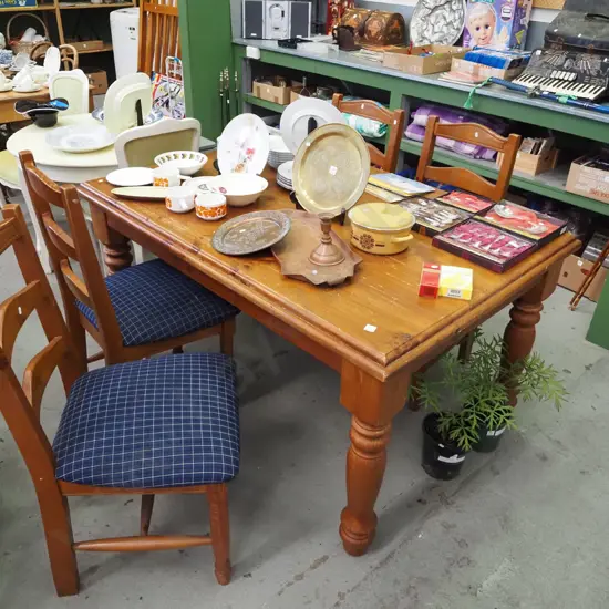 solid pine turned leg table with 4 upholstered chairs - varnish needs attention H780 W1525 D1060
