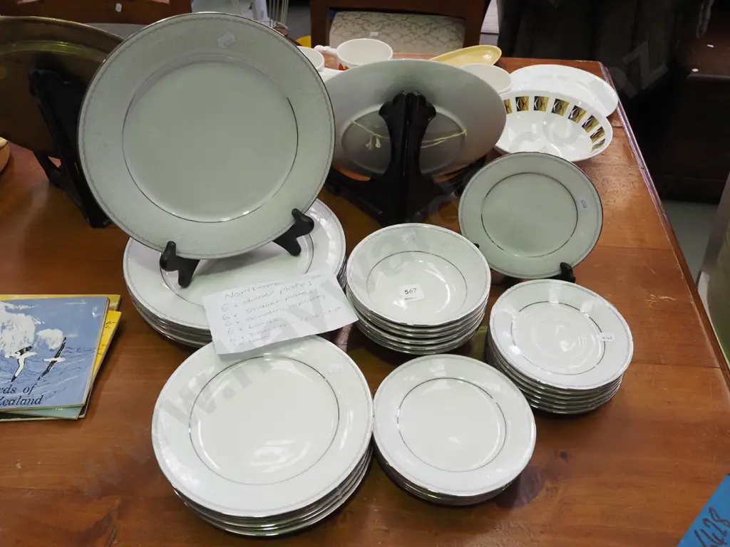 Noritake floral dinner items Image 1++