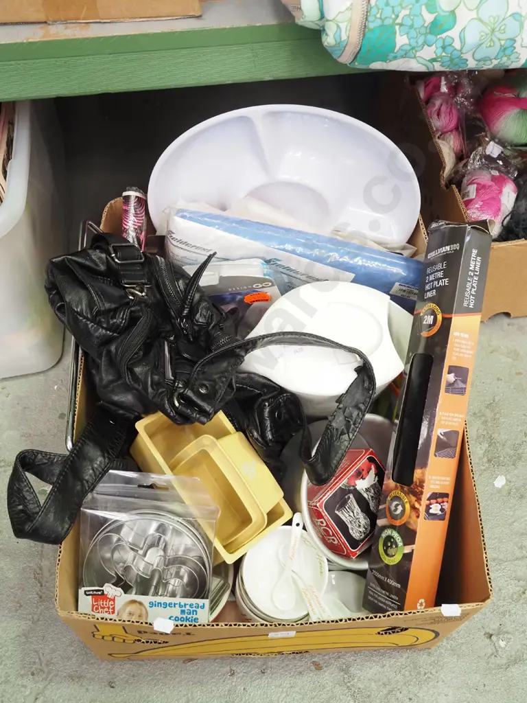 box; elelctric jug, hand bag, bowls etc Image 1++
